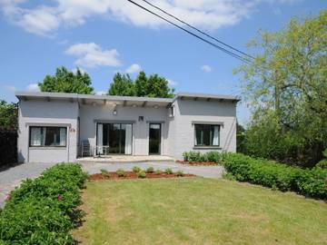 Gîte pour 6 personnes, avec jacuzzi ainsi que terrasse et jardin, animaux acceptés à Somme-Leuze
