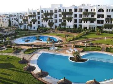 Gîte pour 6 personnes, avec piscine ainsi que vue et balcon dans Restinga Smir