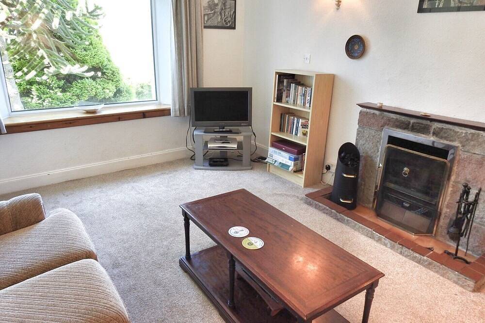 Cosy Traditional Croft House, close to white sandy beaches. in Highlands