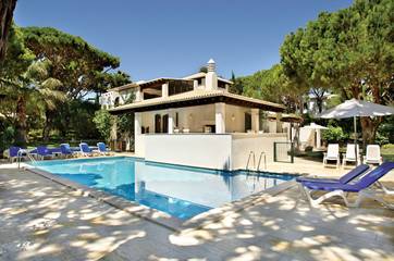 Ferienanlage für 8 Personen, mit Terrasse und Garten sowie Pool und Sauna in Portugal