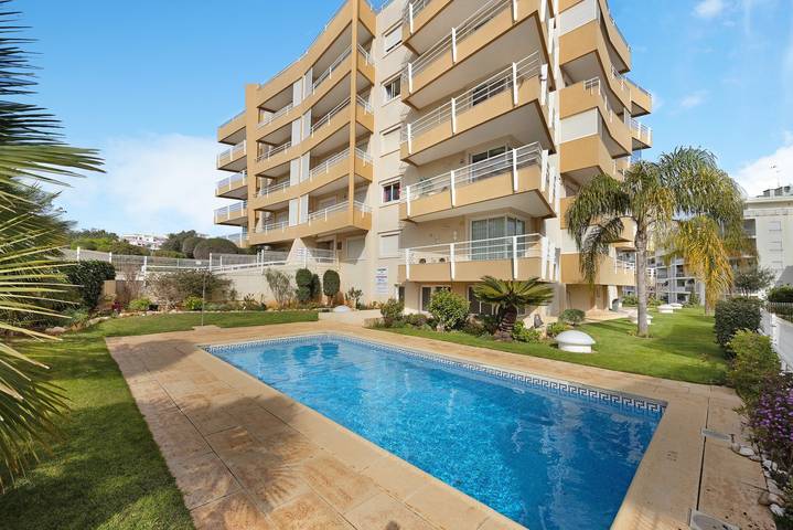 Entire apartment, Apartment 'Casa Danúbio' with Shared Pool, Wi-Fi and Air Conditioning in Praia da Rocha, Portimão