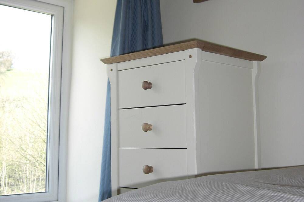 Cosy, stylish Derbyshire cottage, just a mile from Carsington Water in Hopton (Derbyshire), Derbyshire