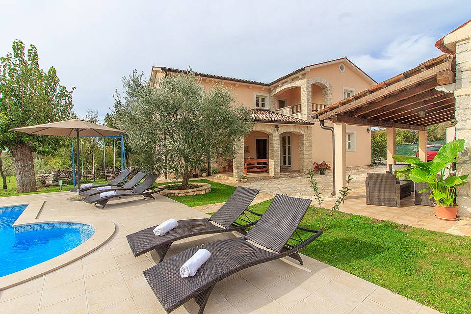 Chalet para 10 personas con terraza in Raša, Costa Este de Istria