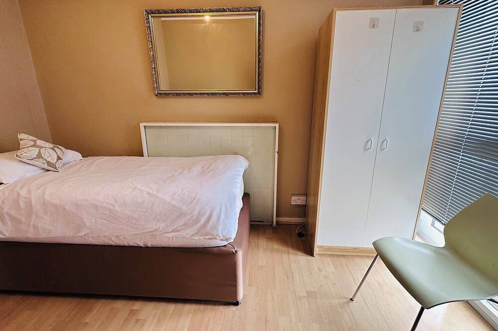 Twin Bedroom in Central London in Camden, London