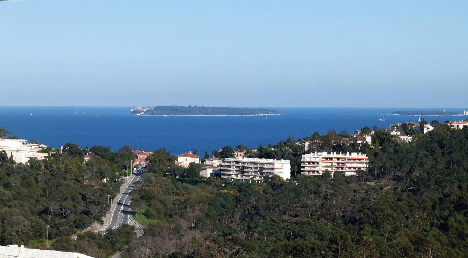Estudio entero, Estudio 'Rez-de-villa Avec Piscine' con vistas al mar, piscina compartida y Wi-Fi in Mandelieu-la-Napoule, Costa mediterránea (Francia)