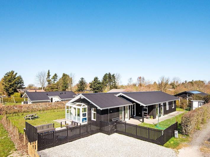 Ferienhaus für 9 Personen, mit Terrasse und Pool sowie Sauna in Pøt Strandby