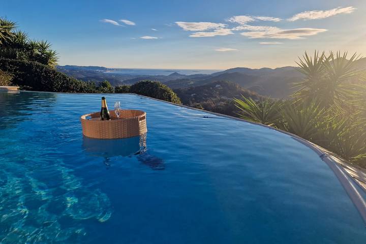 Location de vacances pour 10 personnes, avec jardin et piscine, adapté aux familles à Les Adrets-de-l'Estérel