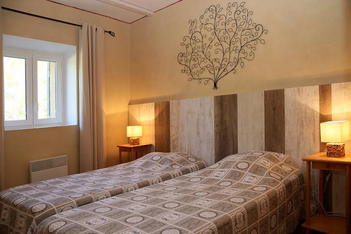 Gîte pour 4 personnes, avec jardin ainsi que terrasse et piscine à Villedieu - 3