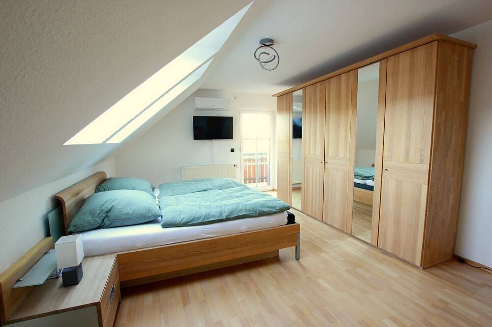 Ganze Wohnung, Große Ferienwohnung (120qm) mit 3 Schlafzimmern in Selbitz, Landkreis Hof