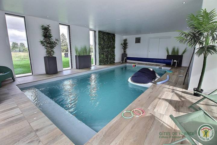 Gîte pour 10 personnes, avec Terrasse et Jardin ainsi que Piscine et Vue à Saint-Bihy