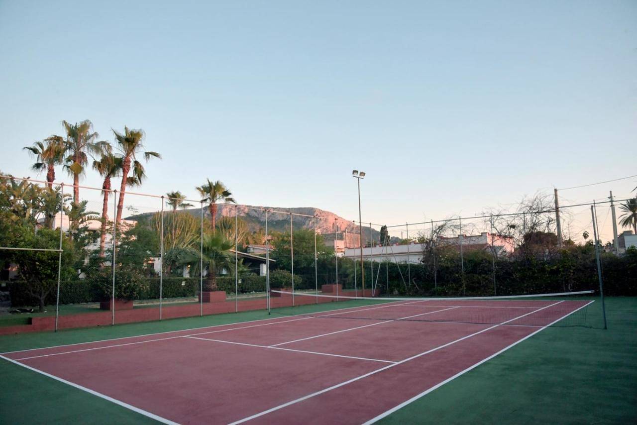 Villa a 300 Mt. dal Mare (Magaggiari) con campo da tennis in Terrasini, Provincia di Palermo