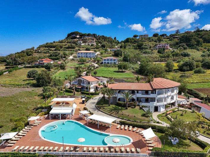 Resort per 3 persone, con panorama e piscina nonché piscina per bambini e giardino, con animali domestici in Calabria