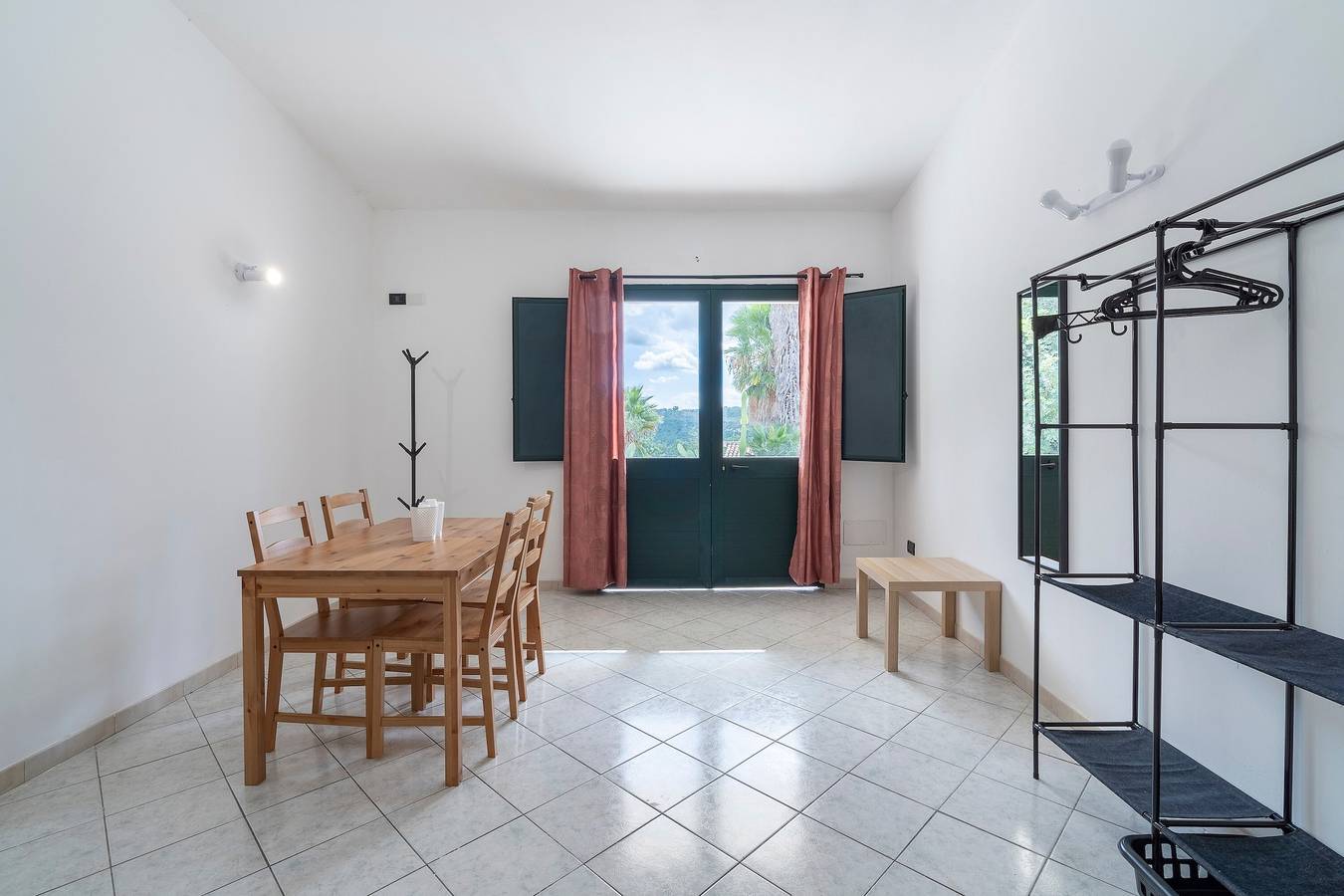 Entire studio, Studio 'Limone - Fiumara Val Di Noto' with Mountain View, Wi-Fi and Air Conditioning in Noto, Noto region