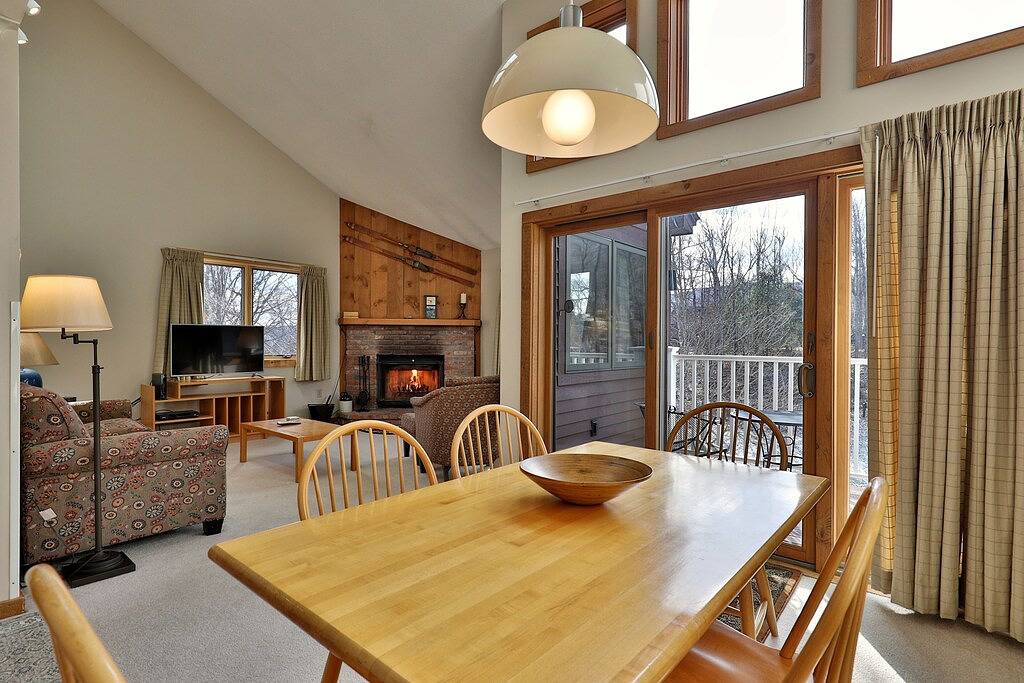 Ganze Wohnung, Ski-in/out condo with water & mountain views, private sauna & fireplace in Ludlow, Okemo Mountain