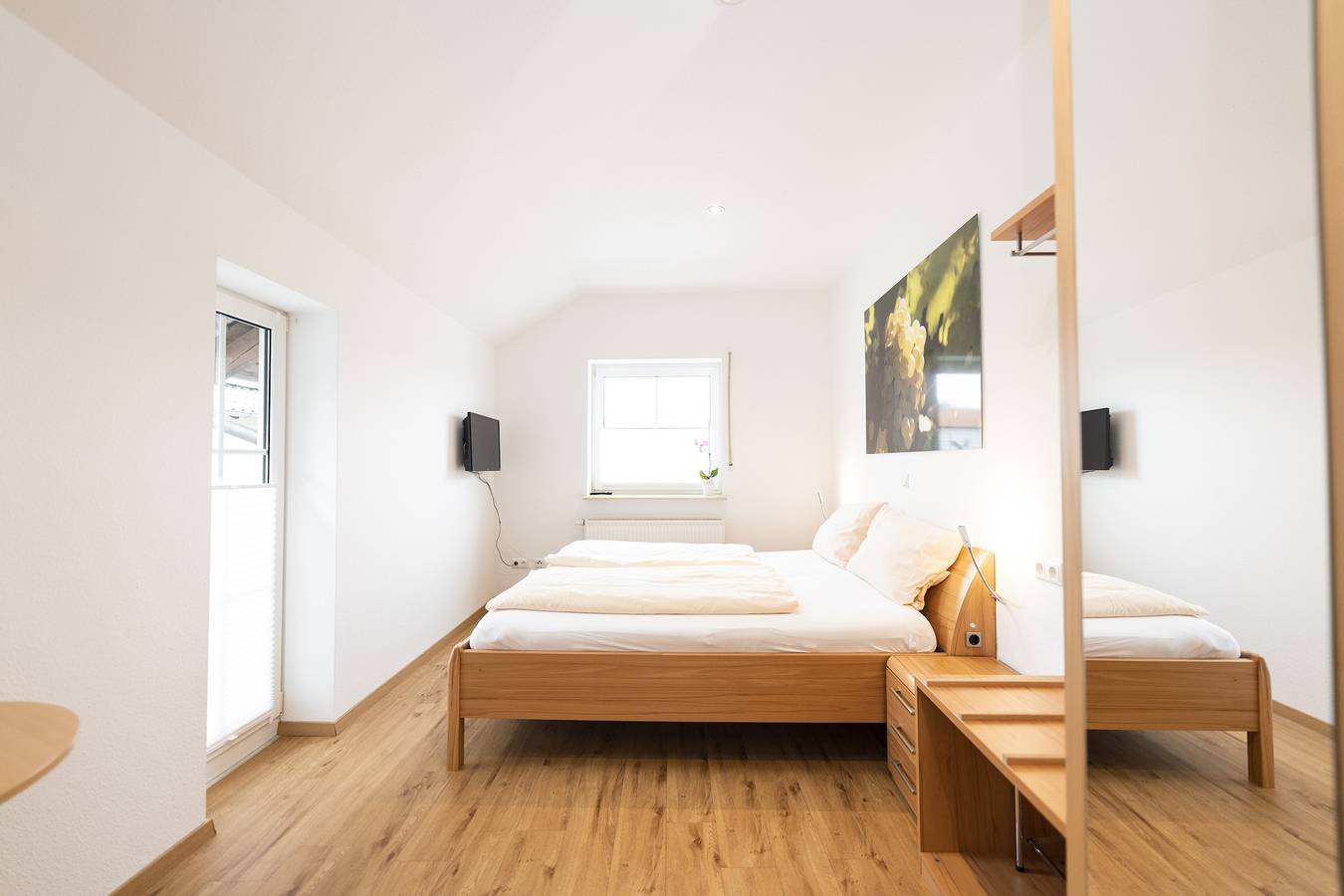 Weingut und Gästehof Borst - Helles Doppelzimmer mit Balkon und Wlan in Nordheim am Main, Fränkisches Weinland