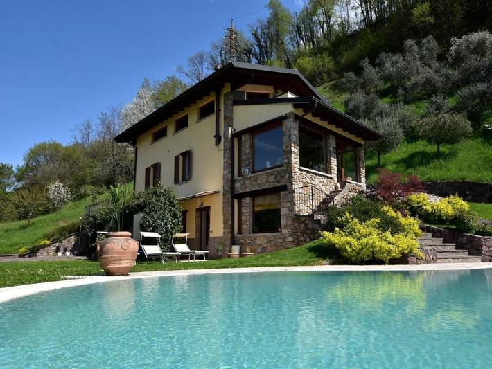 Ferienwohnung für 5 Personen, mit Balkon und Terrasse sowie Garten und Pool