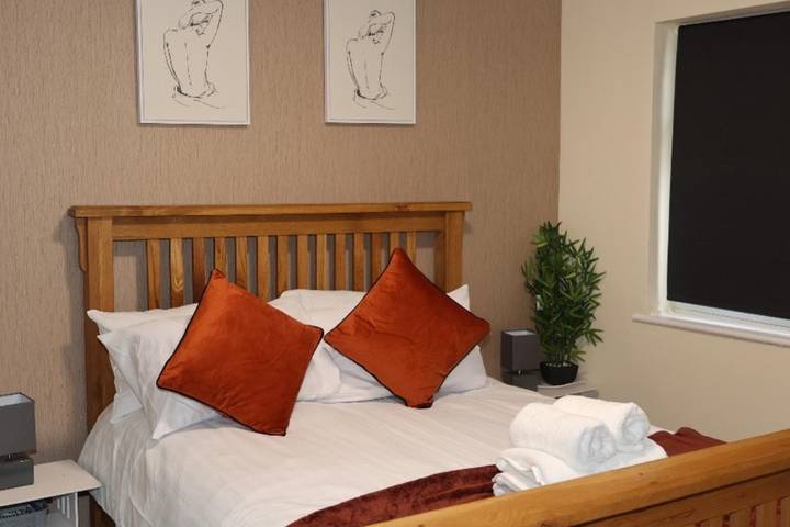 Nottingham 5-Br, Sleeps 11 w/ Garden & Parking in Nottingham, East Midlands