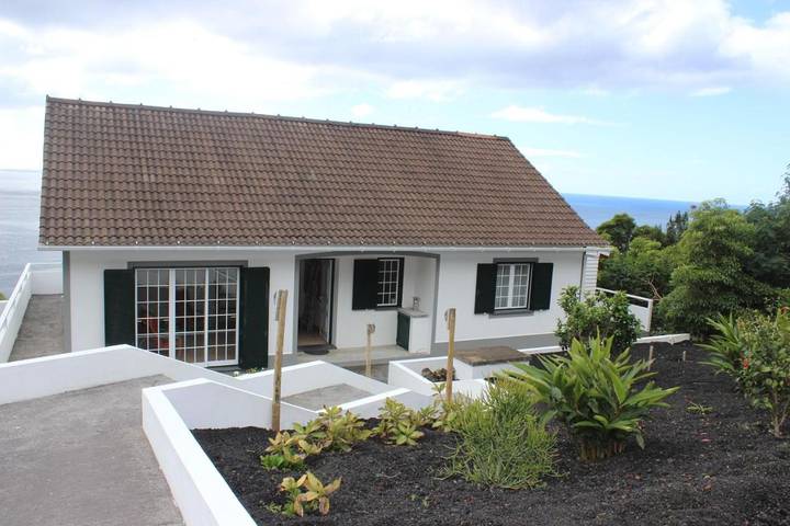 Location de vacances pour 4 personnes, avec jardin et terrasse, animaux acceptés à Lajes do Pico
