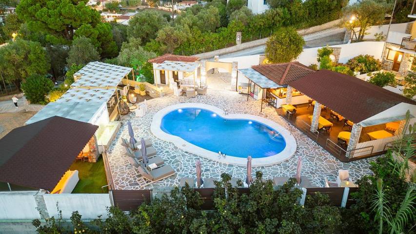 Appart’hôtel pour 2 personnes, avec Balcon et Jacuzzi ainsi que Terrasse et Jardin
