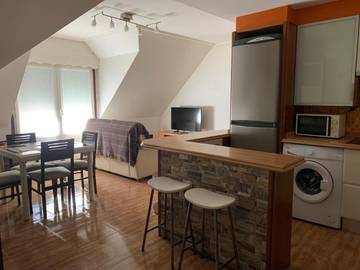 Gîte pour 4 personnes, avec balcon ainsi que piscine et vue, animaux acceptés à Limpias