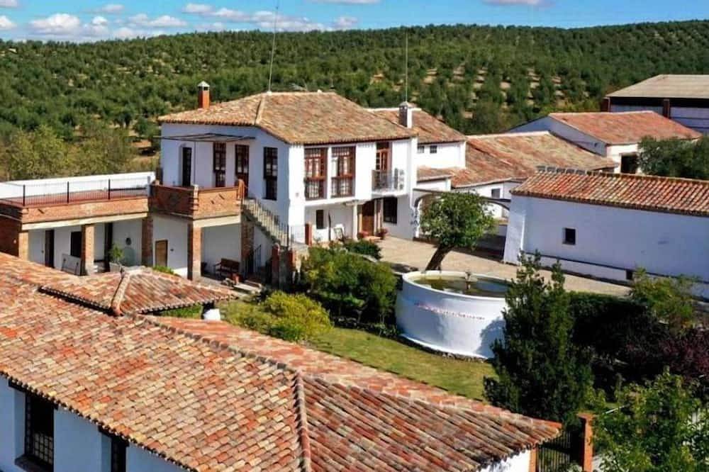 30 min from Puy de Fou. Swimming pool, bbcoa,A/C,free Wifi, garden, terrace with view in Recas, Toledo Province