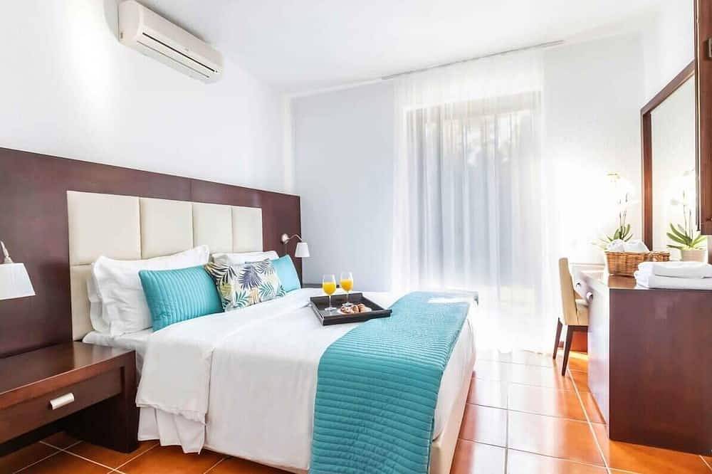 Sparkling Sani Getaway - Nefeli's Summer Paradise in Sane, Cassandra