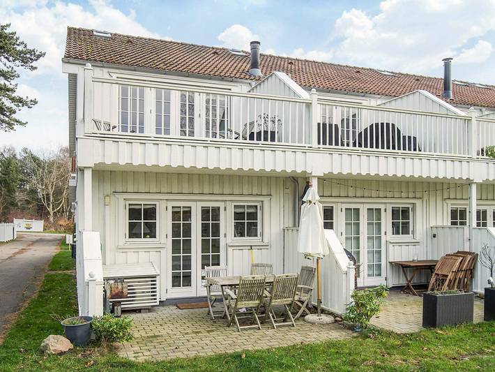 Ferieudlejning for 8 personer, med Terrasse og Have samt Pool i Nykøbing Sjælland