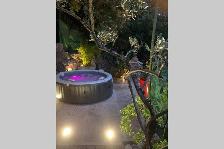 Appartement de vacances pour 7 personnes, avec Balcon et Jacuzzi ainsi que Terrasse et Jardin