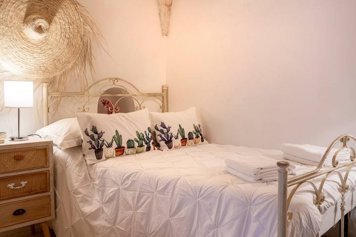 Entire apartment, Apartment 'Suite Carlomaria In Ceglie' with Air Conditioning in Ceglie Messapica, Salento