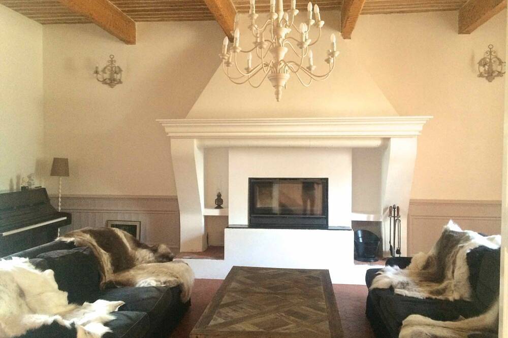 Idyllic Secluded Provençal Villa in Protected Park Land in Le Luc, Draguignan region