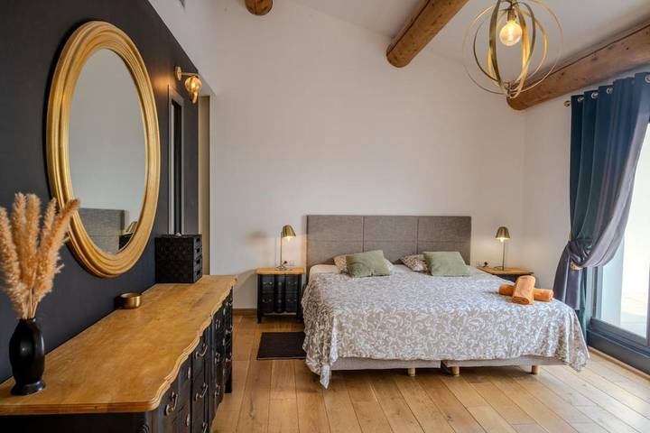 Villa pour 10 personnes, avec piscine ainsi que terrasse et vue, animaux acceptés à Orange - 4