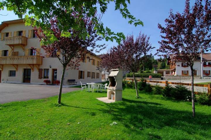 Gîte pour 4 personnes, avec Terrasse ainsi que Jardin et Vue à Bellefontaine (Jura)