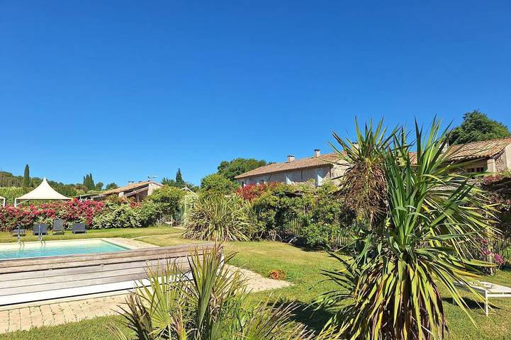 Gîte pour 4 personnes, avec piscine et jardin