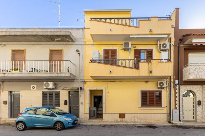 Entire apartment, Casa Carolina with Private Terrace, Wi-Fi and Air Conditioning in Pozzallo, Ragusa Province