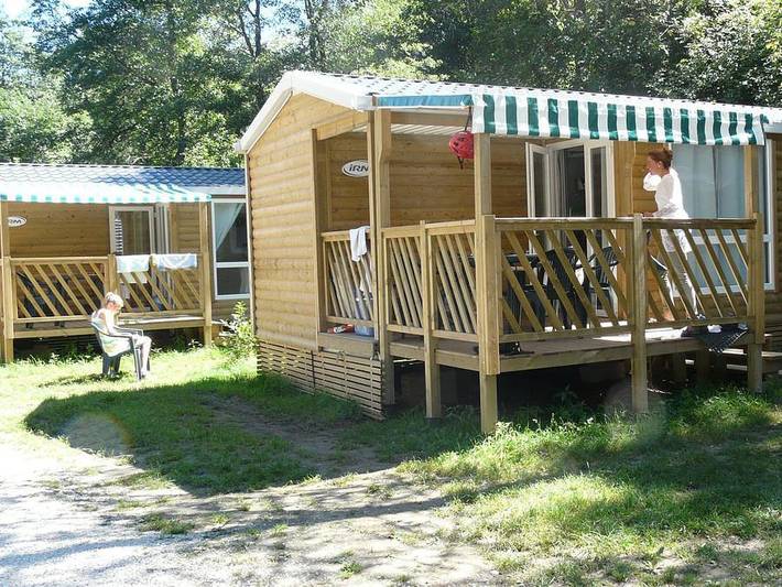 Flower Camping Ser Sirant - Mobilheim 6 personen - Mobilheim „Standard Loggia“ 26 m² – 2 Schlafzimmer + überdachte Terrasse 9 m² + Tv, 4–6 Personen in Cholonge, Isère