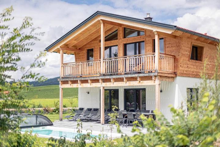 Ferienwohnung für 6 Personen, mit Balkon und Terrasse sowie Garten und Pool