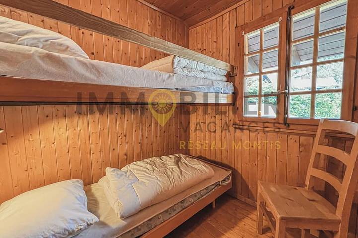 Idéalement situé, à proximité du vieux village, à 2' à pied du départ du funiculaire. Chalet sur 2 n in Saint Luc, Anniviers