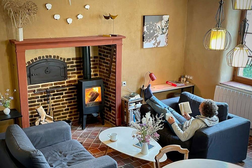 Nid douillet au Colombier vert, un gîte au cœur d'un jardin d'herboriste in Champlay, Région d'Auxerre