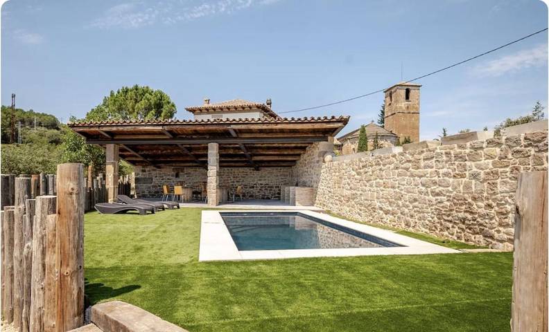 Chalet para 16 personas, con jardín además de piscina y jacuzzi, Familias con niños en Solsonés - 2