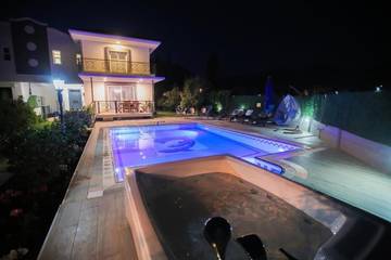 Villa pour 10 personnes, avec jacuzzi ainsi que piscine et balcon à Marmaris