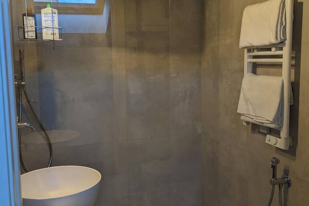 Promotion 'La nocciolina' - Gemütliches Dachgeschosszimmer in der Altstadt in Cortemilia, Langhe