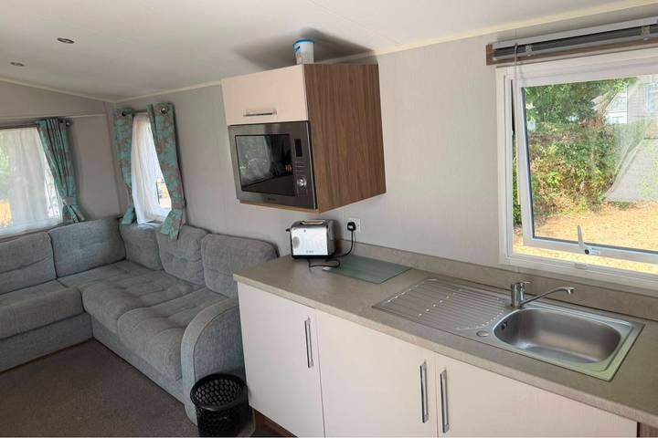 Cabin Sleeps 8 - Free Parking, Patio, Pool in Poole, Poole Harbour