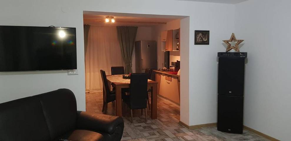 Gîte pour 2 personnes, avec terrasse ainsi que vue et jardin dans Dorna-Arini