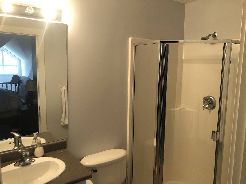 Ganze Wohnung, Blick auf die Berge, 1500 sqft 3 Br Penthouse Condo, Schlafmöglichkeiten für 8, mit Außenpool in Radium Hot Springs, Kootenay-Nationalpark