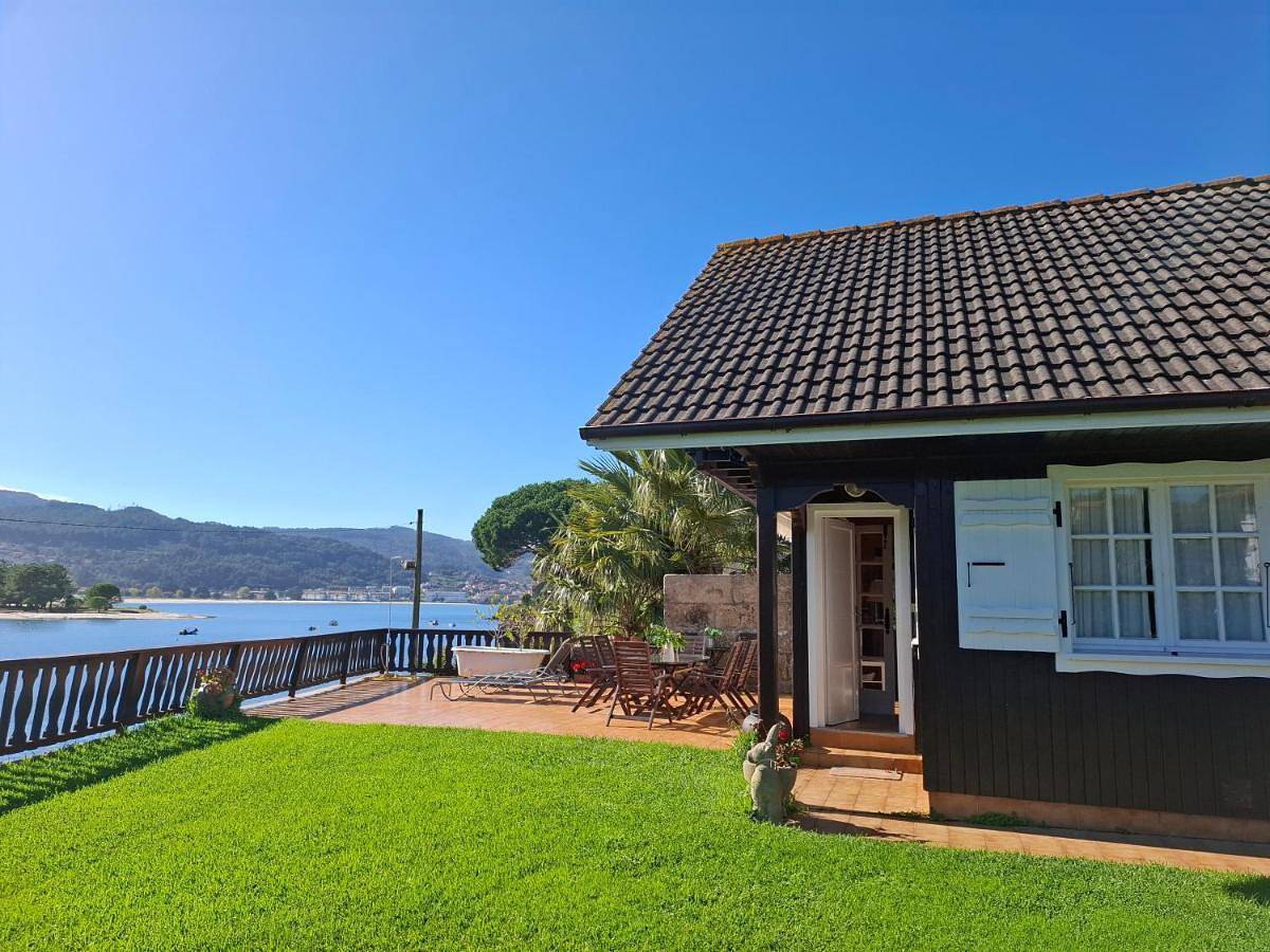 Casa de madera sobre el mar in Praia América, Nigrán