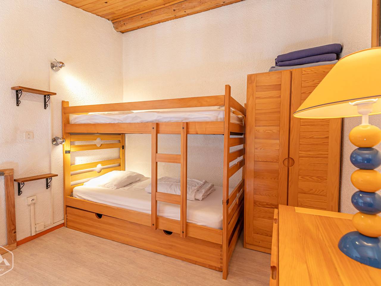 Entire studio, Vintage-chic apartment near slopes with parking and view in Aussois, Saint-Jean-de-Maurienne region