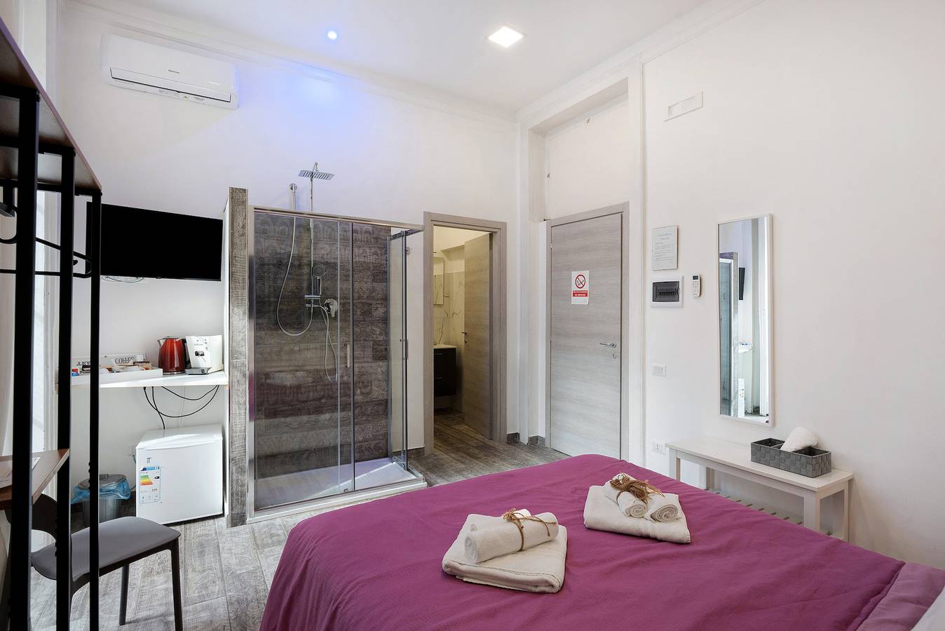 Room 'Al Corso Suite' with Balcony, Wi-Fi and Air Conditioning in Salerno, Tyrrhenian Coast Campania