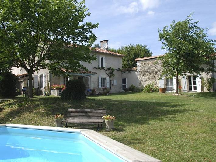 Location de vacances pour 7 personnes, avec Piscine à Lusignac