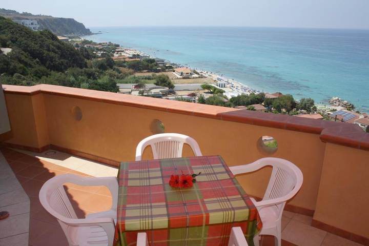Appartamento per 4 persone, con Balcone e Terrazza nonché Giardino e Panorama a Tonicello