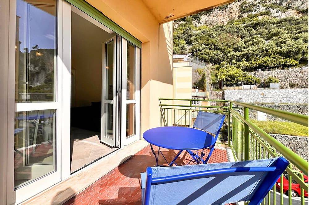 Entire apartment, Fabulous 2-bedroom apartment with Ac and heating in Varigotti, Italy in Varigotti, Finale Ligure Municipality